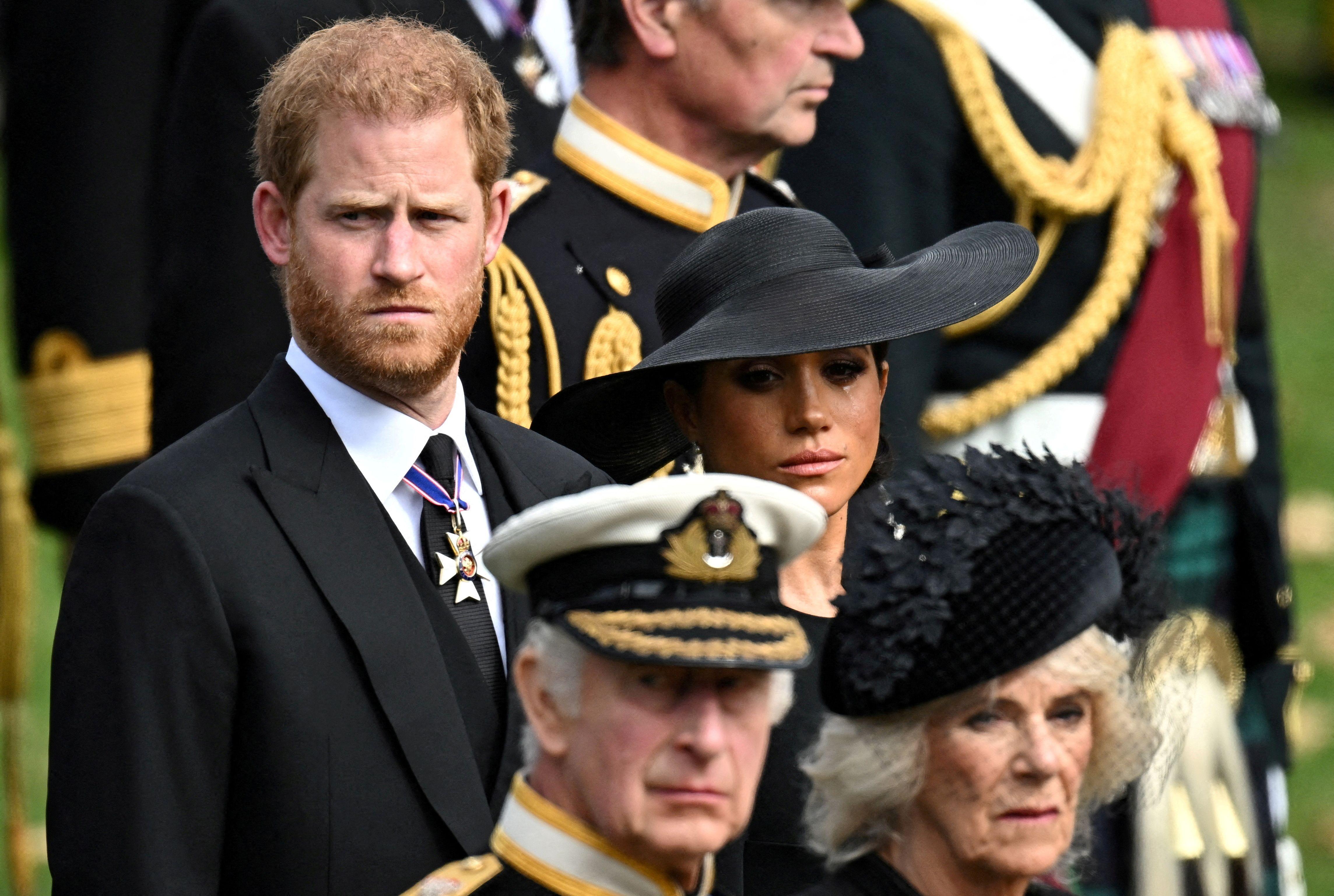 El príncipe Harry con su esposa, Meghan Markle, en el funeral de su abuela, la reina Isabel