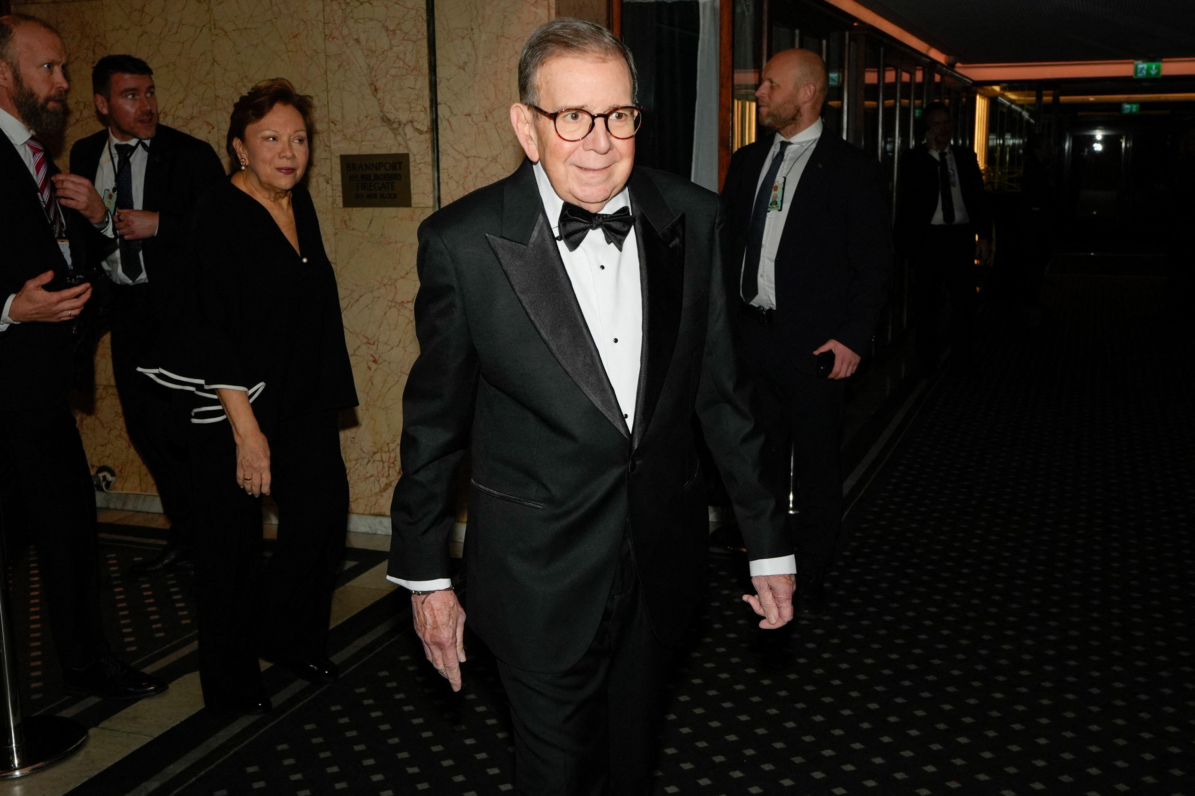 El líder opositor venezolano Edmundo González Urrutia llega al banquete del Premio Nobel de la Paz en el Grand Hotel de Oslo, Noruega, el 10 de diciembre de 2025, va vestido con esmoquin. 