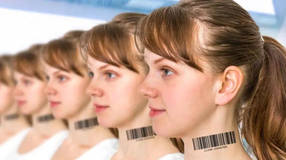 Mujer joven junto a sus imágenes repetidas, con un código de barras en el cuello