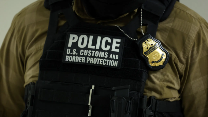 ضابط من إدارة الجمارك وحماية الحدود الأمريكية
