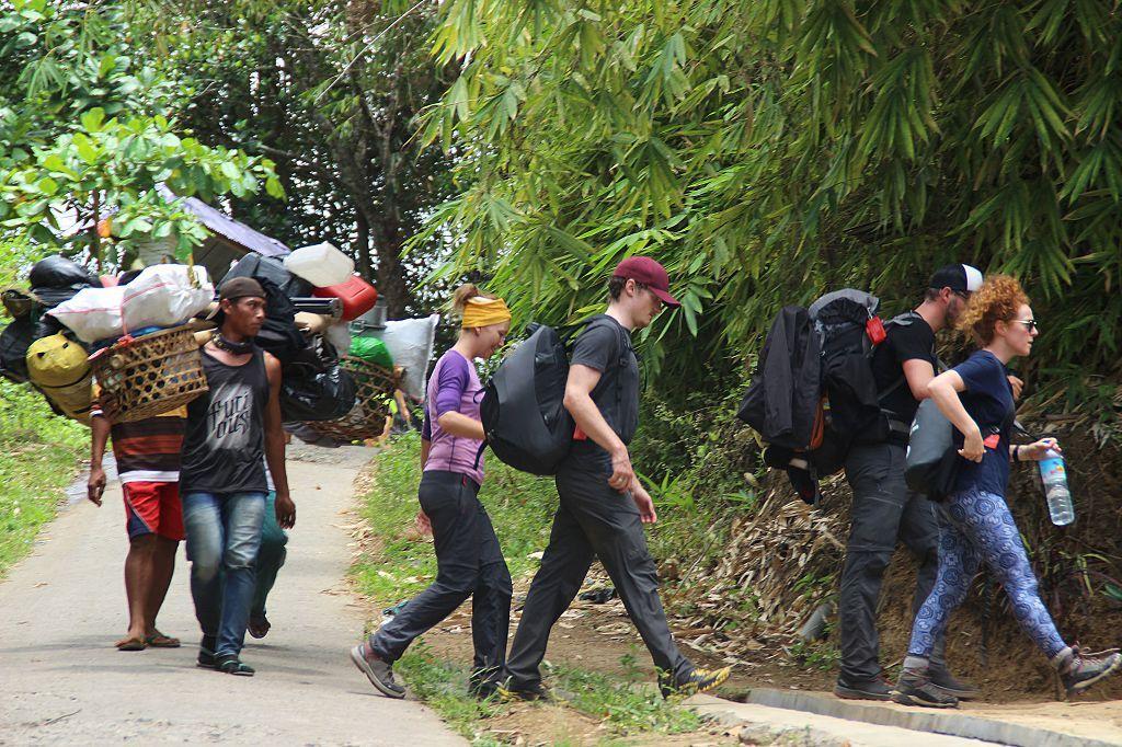 Turistas na Indonésia com mochilas