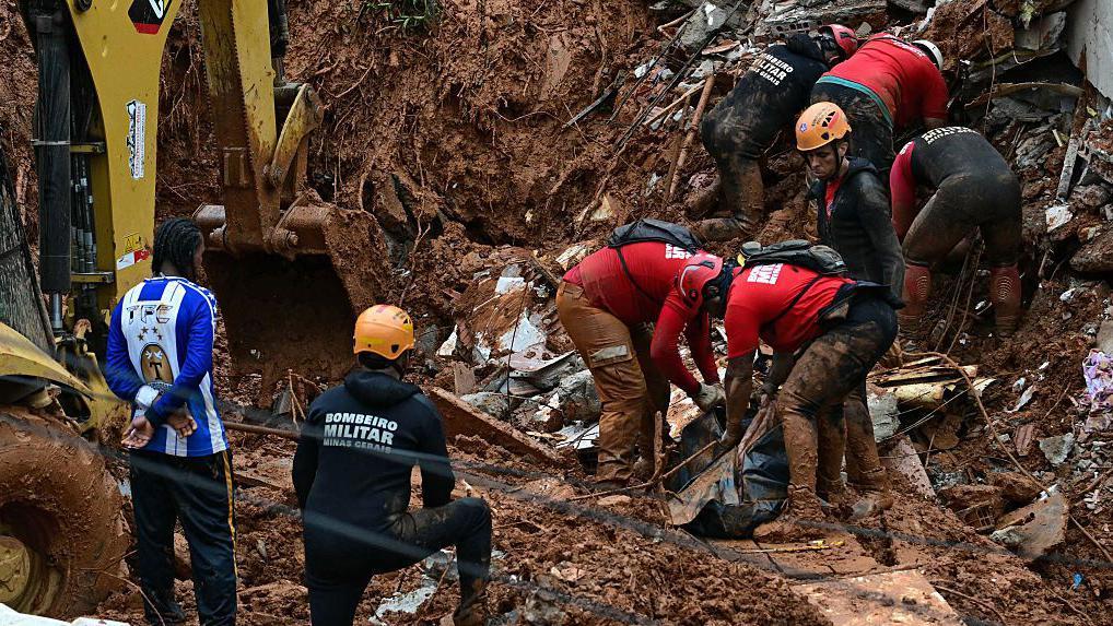 Bombeiros faz busca em Juiz de Fora em casas soterradas ap&oacute;s fortes chuvas