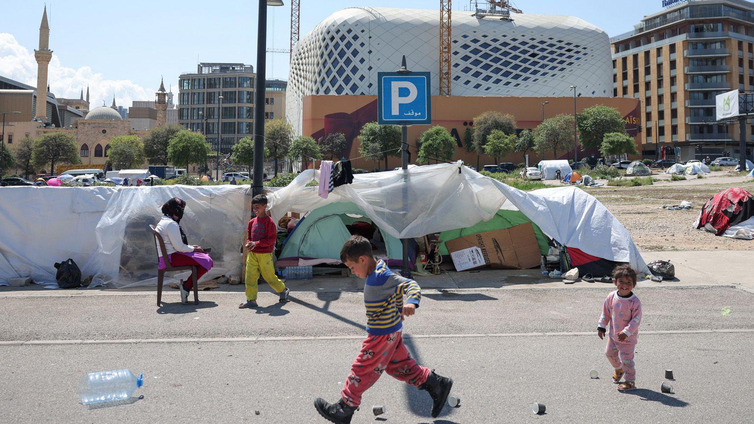 Crian&ccedil;as deslocadas brincam perto de suas tendas em seu acampamento improvisado em Beirute, L&iacute;bano.