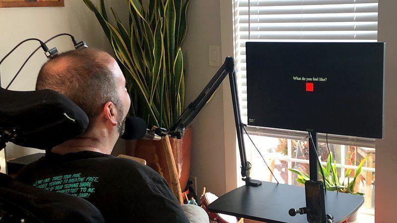 Homem com dois fios conectados &agrave; cabe&ccedil;a olha para a tela de um computador