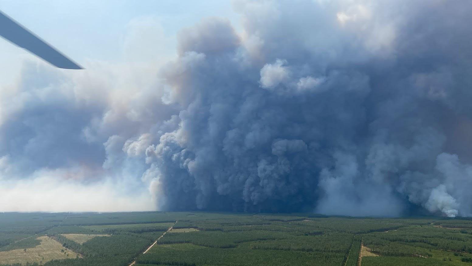 Una fotografía facilitada por el Servicio Departamental de Bomberos y Rescate muestra una pirocumulonimbo, una nube gigante creada por un gran incendio, vista desde un helicóptero de bomberos sobre el pueblo de Saumos, en Francia, el 25 de julio de 2026. 