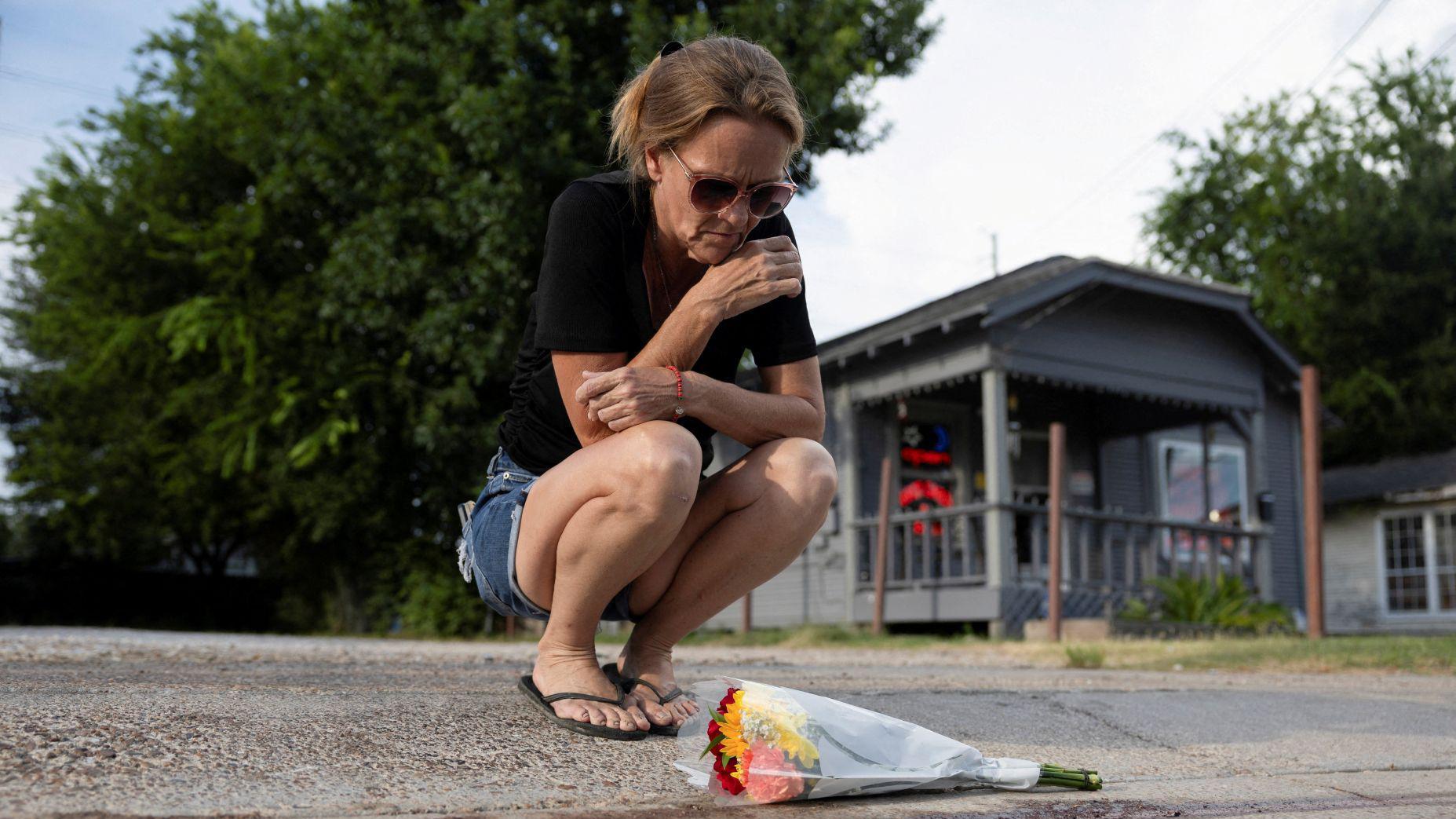Rhonda Smith, vecina de Magnolia Park, coloca flores junto al lugar donde falleció Lorenzo Salgado Araujo.