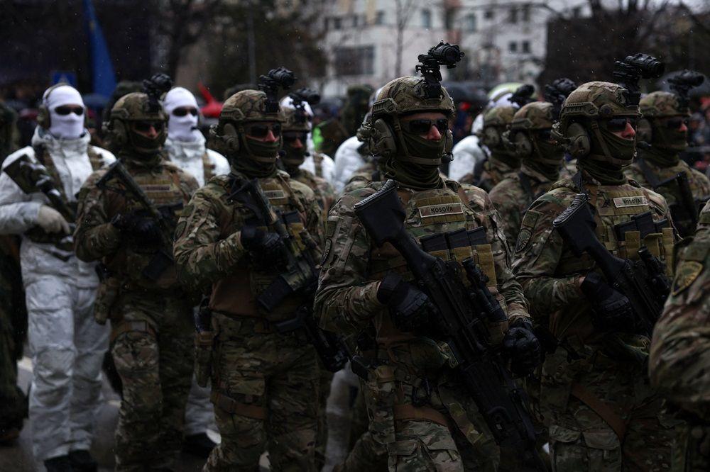 Pripadnici Kosovskih bezbednosnih snaga marširaju na paradi tokom proslave 18. godišnjice nezavisnosti Kosova u Prištini