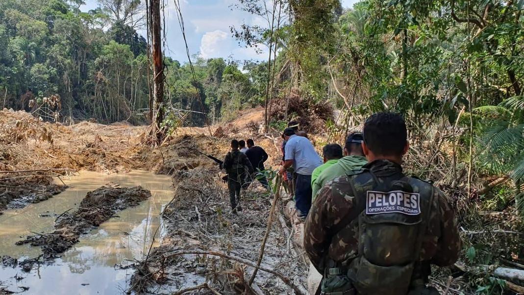 Foto de uma operação de combate ao garimpo na Amazônia.