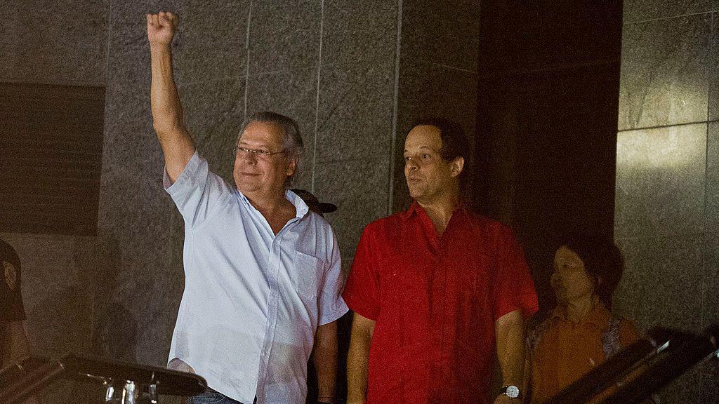 José Dirceu com a mão em punho. 