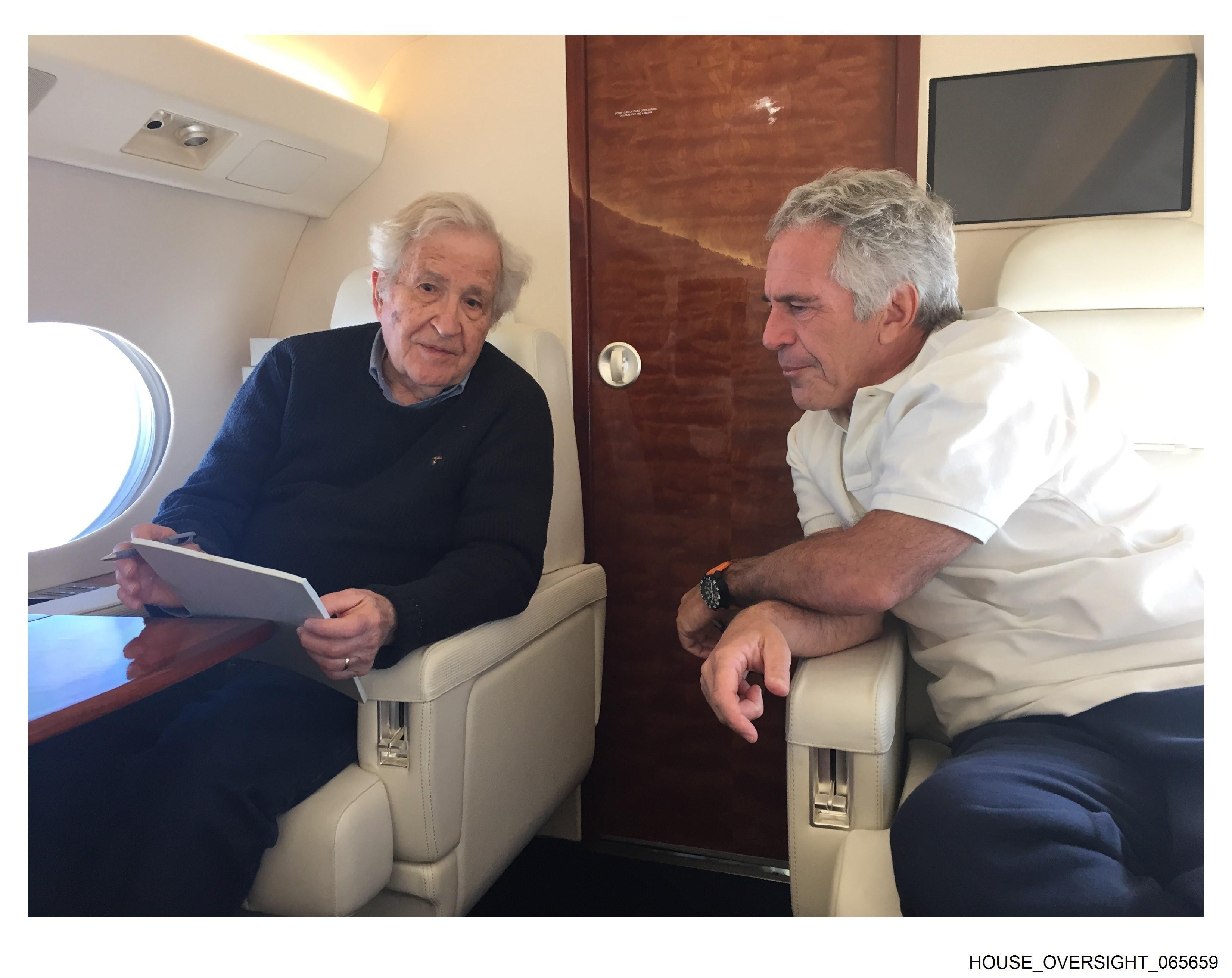 Noam Chomsky sentado en un avión privado al lado de Epstein.