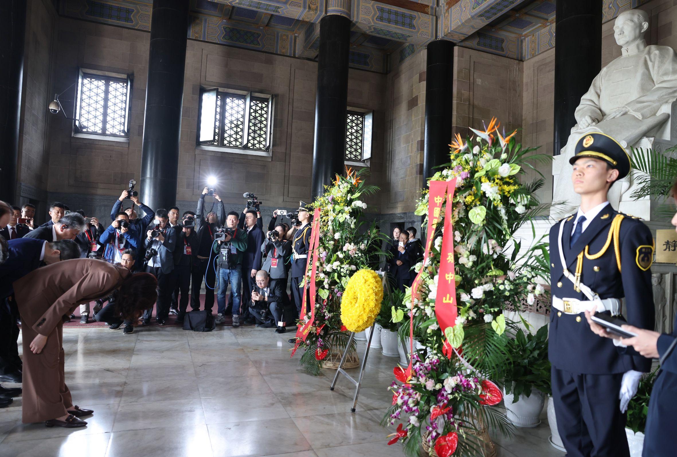 鄭麗文在南京中山陵鞠躬。