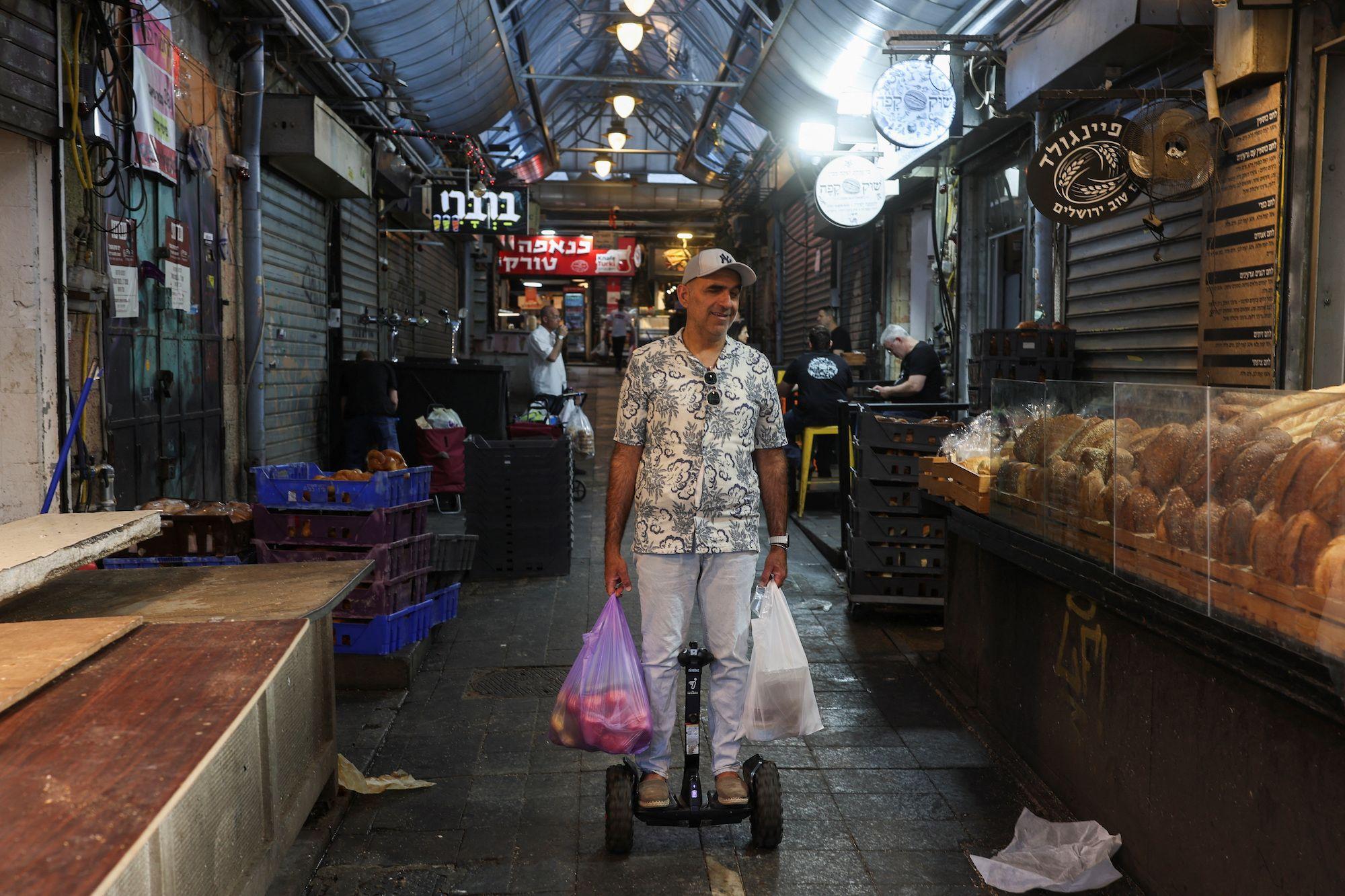 Homem faz compras em mercado vazio