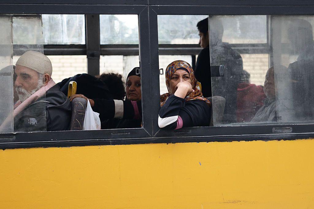 سيدة مصرية تستقل حافلة نقل عام في القاهرة