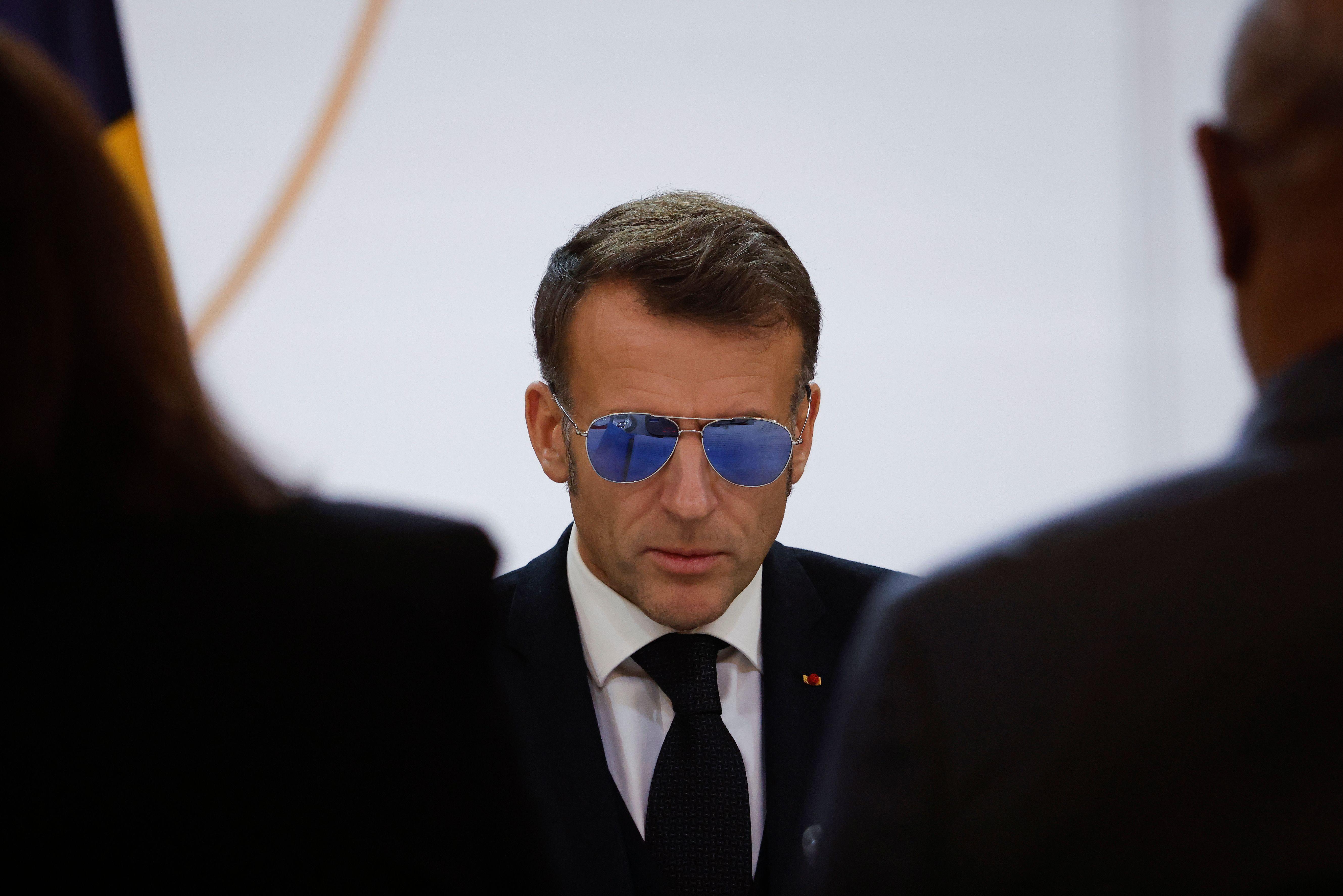 El presidente de Francia, Emmanuel Macron, con gafas de sol 