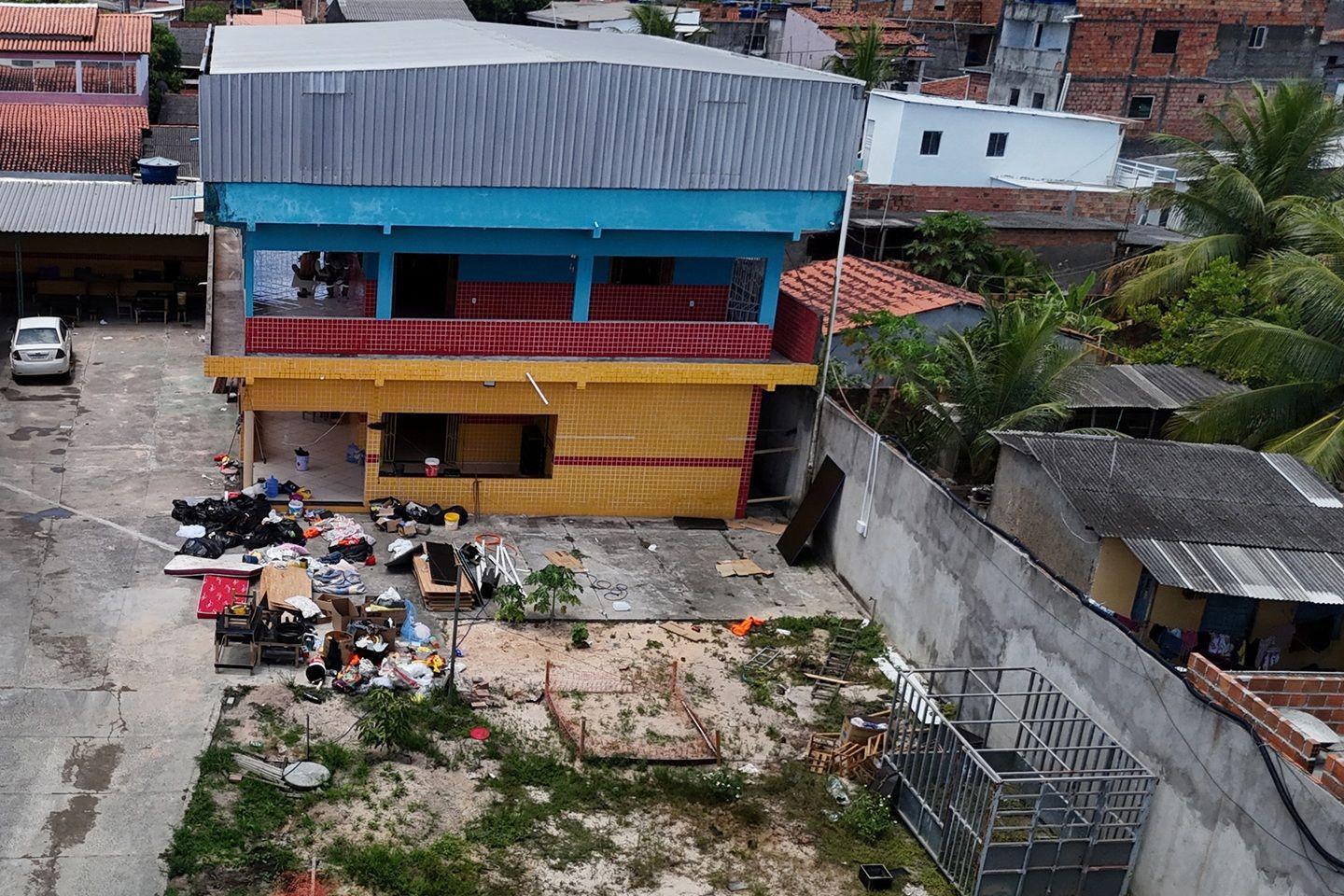 Um dos alojamentos encontrados pela fiscaliza&ccedil;&atilde;o visto de cima: um sobrado amarelo embaixo e azul em cima