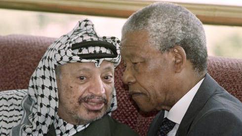 يوم عالمي لنيلسون مانديلا الذي قال "حريتنا منقوصة بدون حرية الفلسطينيين" #عاجل 1 مانديلا وعرفات على هامش مؤتمر منظمة الوحدة الأفريقية في القاهرة عام 1993