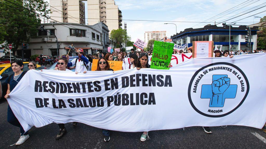 Marcha en 2024 en defensa de la salud pública.