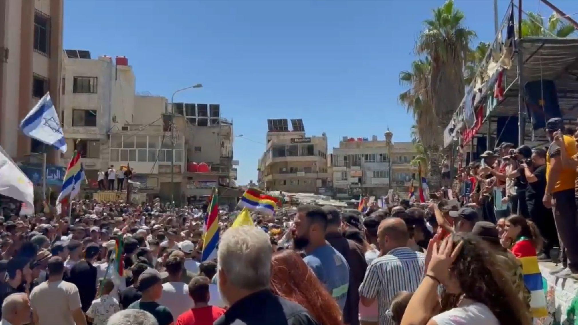 تقرير خاص - كيف غيّرت حرب غزة خريطة الصراع في الشرق الأوسط؟ 6 رفع العلم الإسرائيلي في السويداء