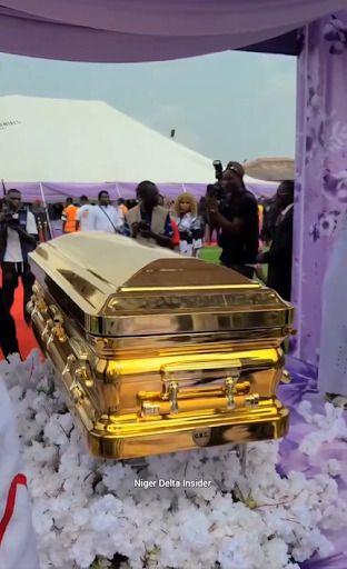 تابوت ذهبي لدفن "ماما أسيتو" في نيجيريا 