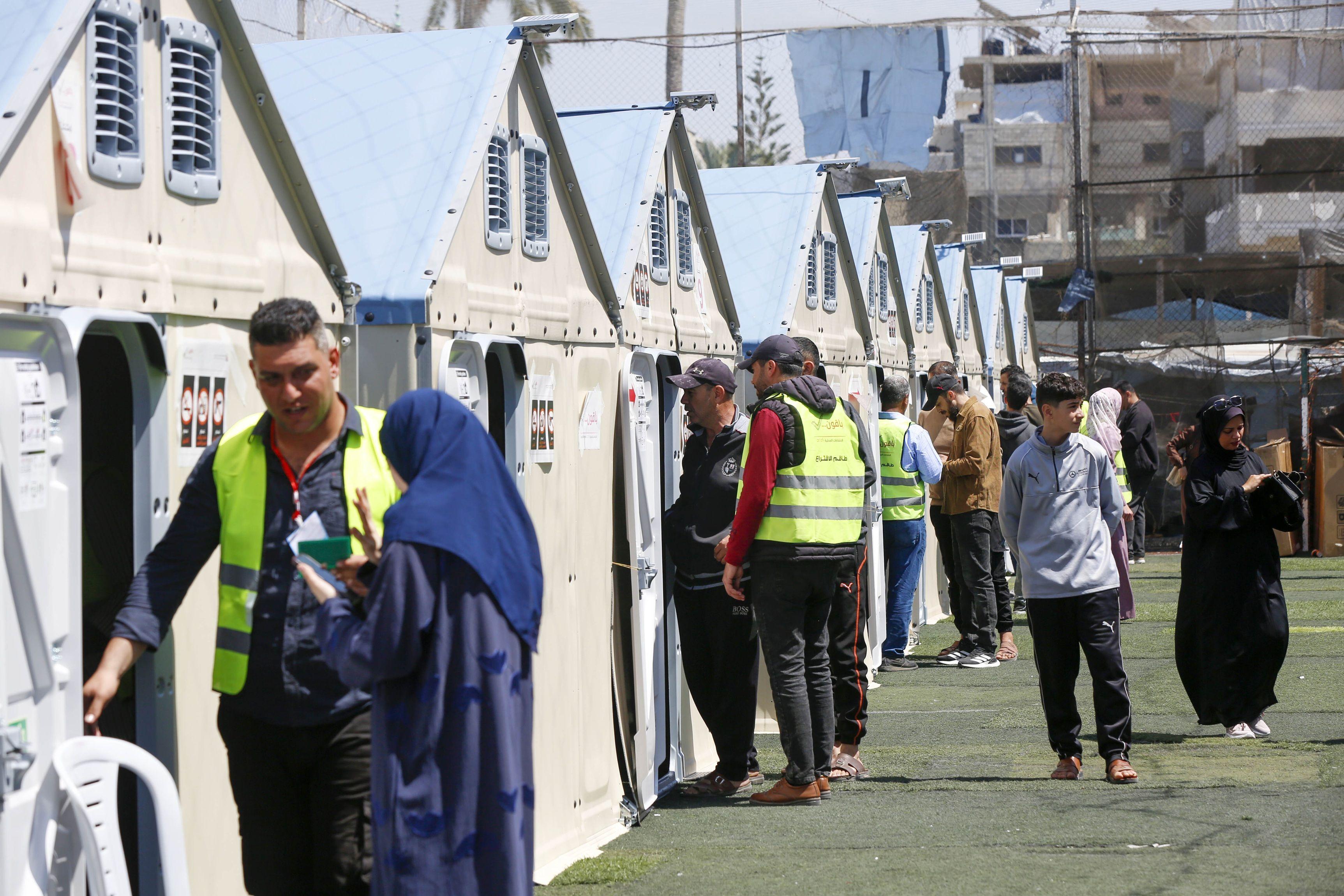 جانب من تنظيم عملية الاقتراع في الانتخابات البلدية في منطقة دير البلح في وسط قطاع غزة  