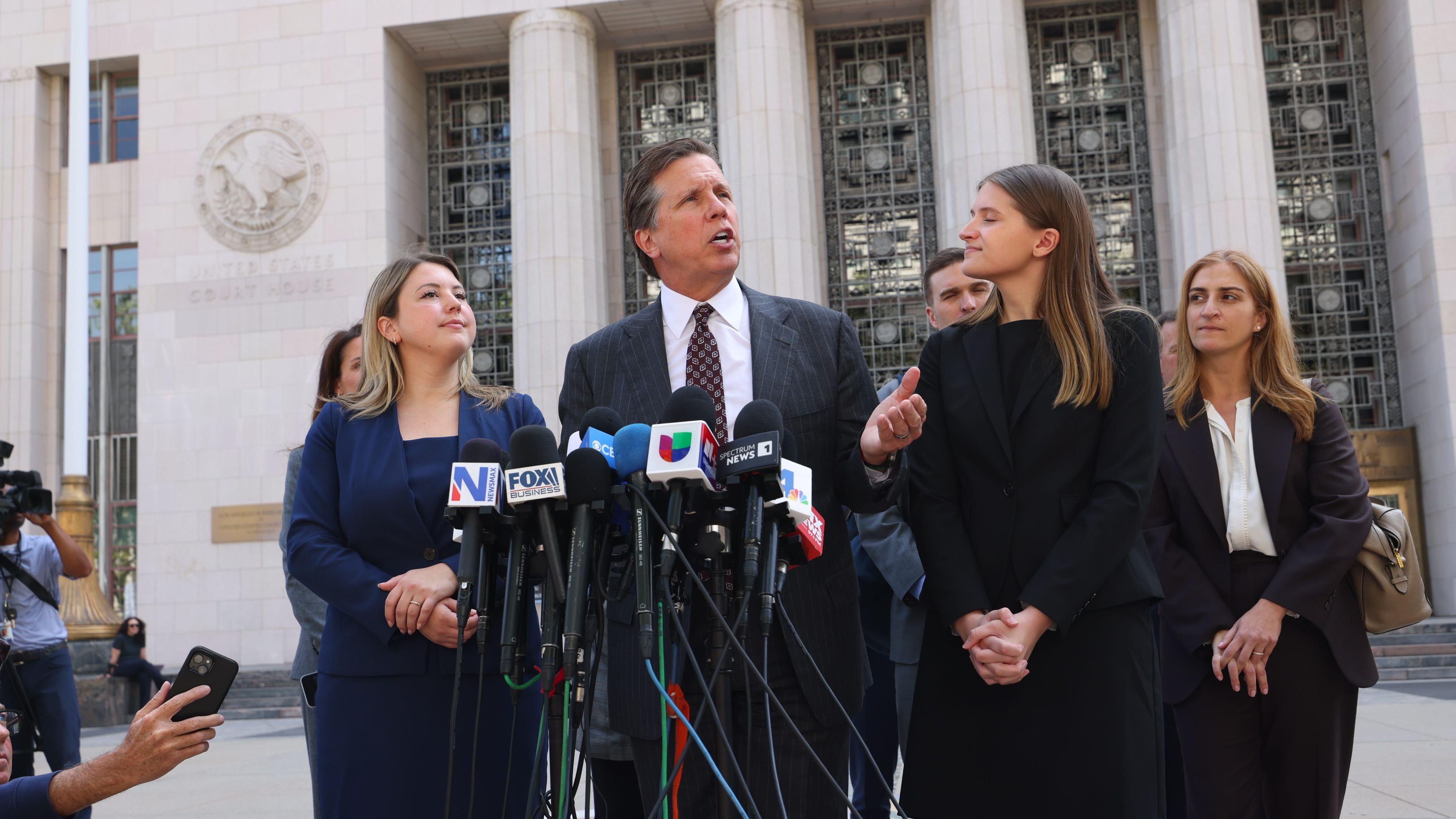 2026年3月25日，在美國加州洛杉磯，洛杉磯高等法院外，凱爾·GM的律師馬克·拉尼爾（中）在陪審團裁定Meta和YouTube在社群媒體成癮案中負有責任後，向媒體發表講話。