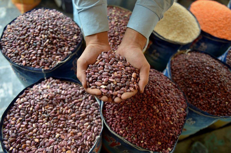 graške pasulja u rukama prodavca