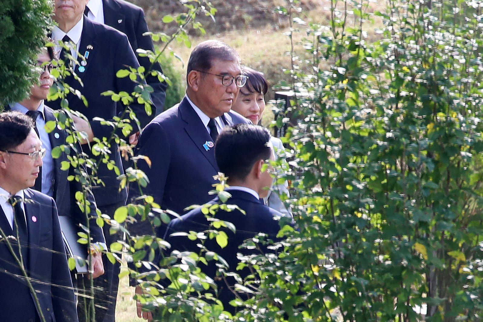 이시바 시게루 일본 총리는 30일 오후 부산 금정구 시립공원묘지를 찾아, 2001년 도쿄 신오쿠보역에서 선로에 떨어진 일본인을 구하려다 숨진 고 이수현 씨의 묘소에 참배했다.