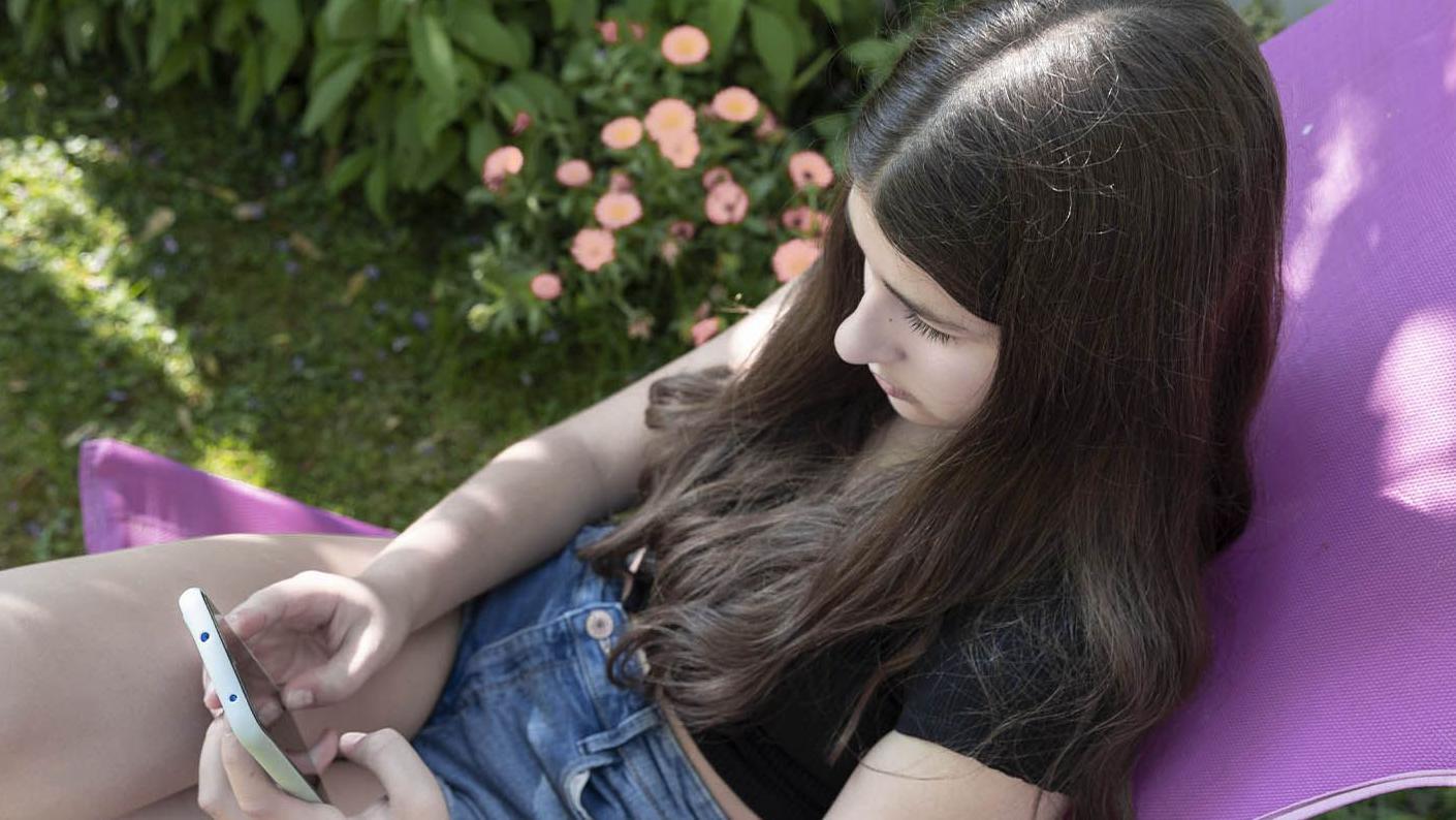 滑動手機的女孩