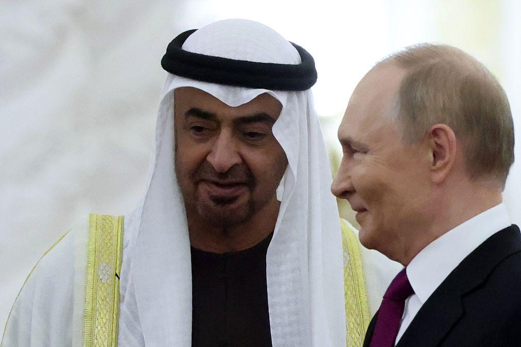 الخليج بين موسكو وواشنطن: حسابات السياسة و"براغماتية" الطاقة 3 صورة تجمع الرئيس الروسي فلاديمير بوتين ورئيس الإمارات محمد بن زايد آل نهيان، خلال زيارة الأخير إلى موسكو (2025).
