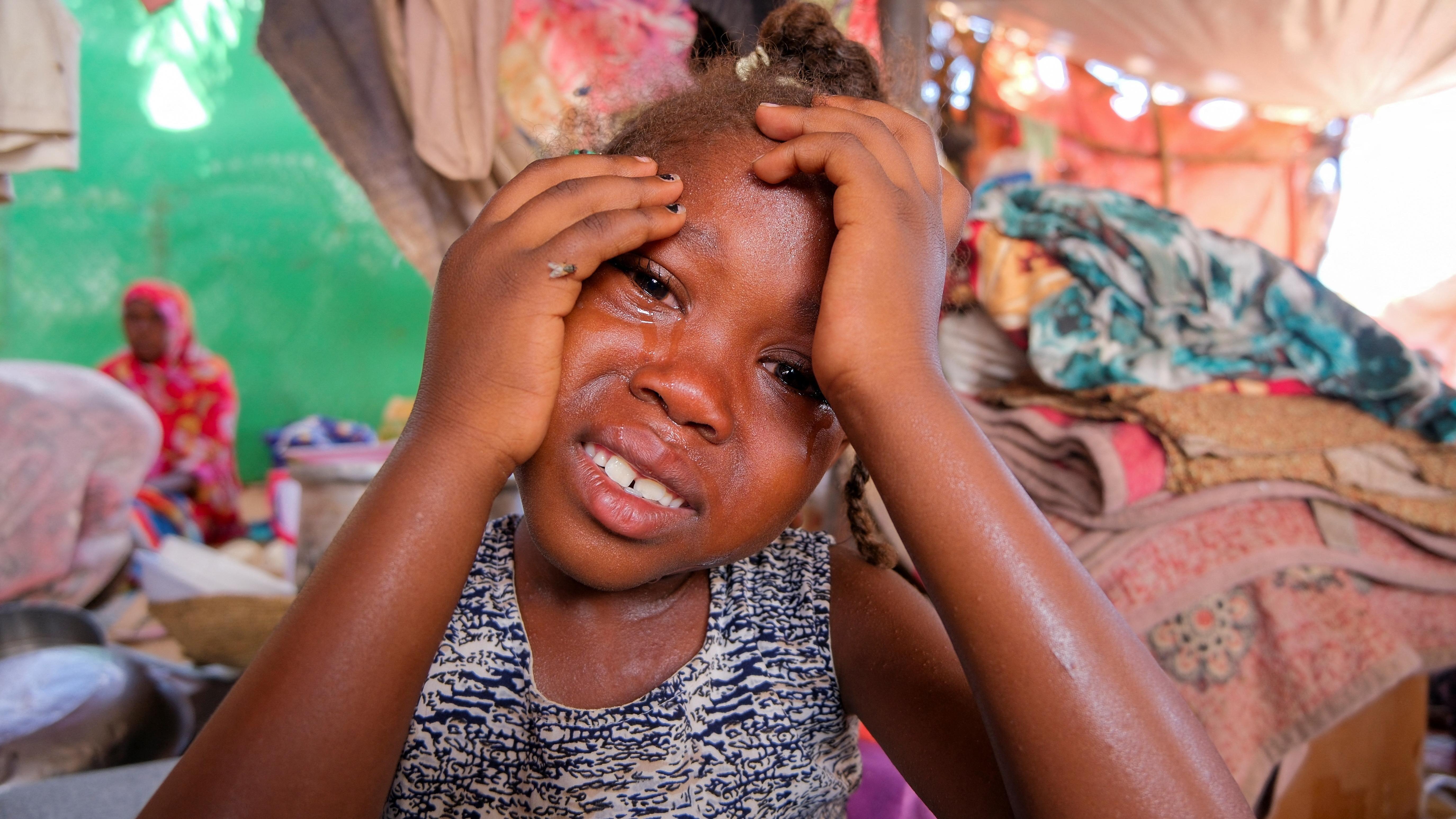 ابنة شقيقة الرشيد الطاهر، وهو رجل سوداني نازح، تبكي بعد سماعها قصة والدتها، بعد أن فرت العائلة من مدينة الفاشر التي مزقتها الحرب.