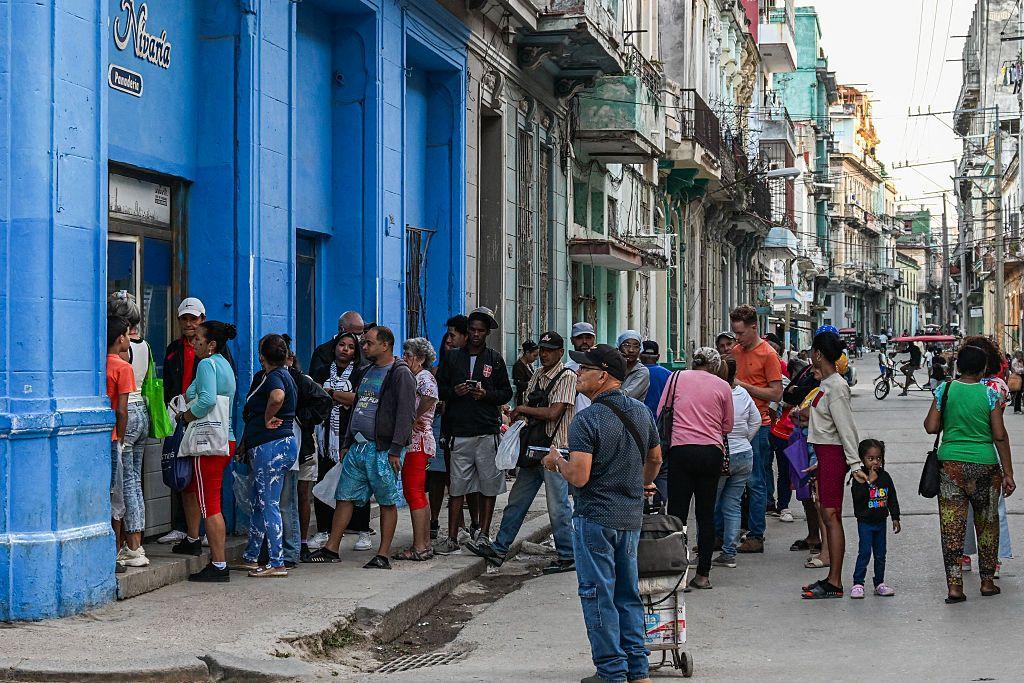 La gente hace cola para comprar pan en una calle de La Habana el 18 de mayo de 2026.