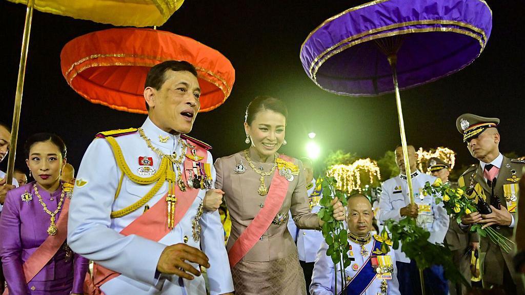 La princesa (izquierda) con su padre, el rey Vajiralongkorn, y la reina Suthida en 2020.

