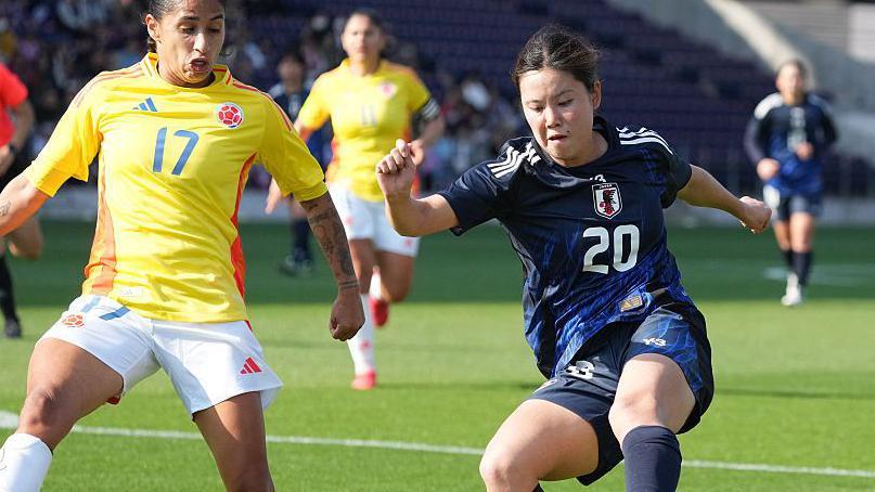 Partido de fútbol entre las selecciones femeninas de Japón y Colombia en 2025.