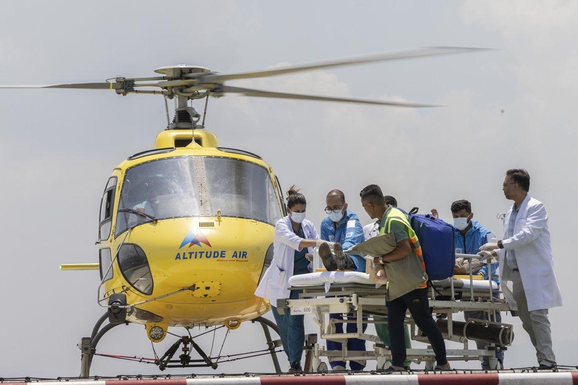Dawa Sherpa diterbangkan menggunakan helikopter ke Rumah Sakit HAMS di Kathmandu, Nepal.