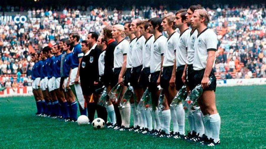 منتخبا ألمانيا وإيطاليا قبيل مباراتهما في نصف نهائي مونديال 1970 على ملعب أزتيكا