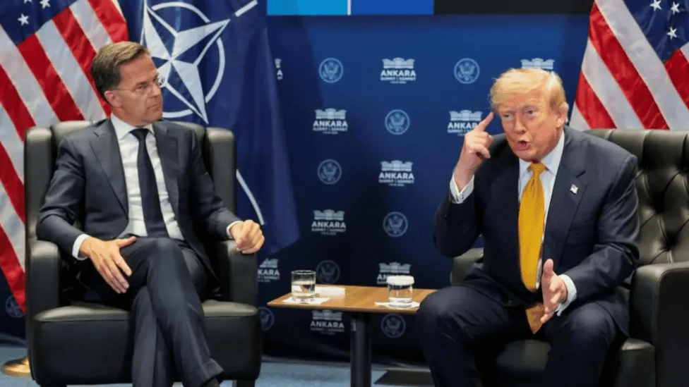 Mark Rute (levo) u tamnom odelu i naočarima za vid gleda u Donalda Trampa (desno) koji prostom pokazuje na glavu i priča
