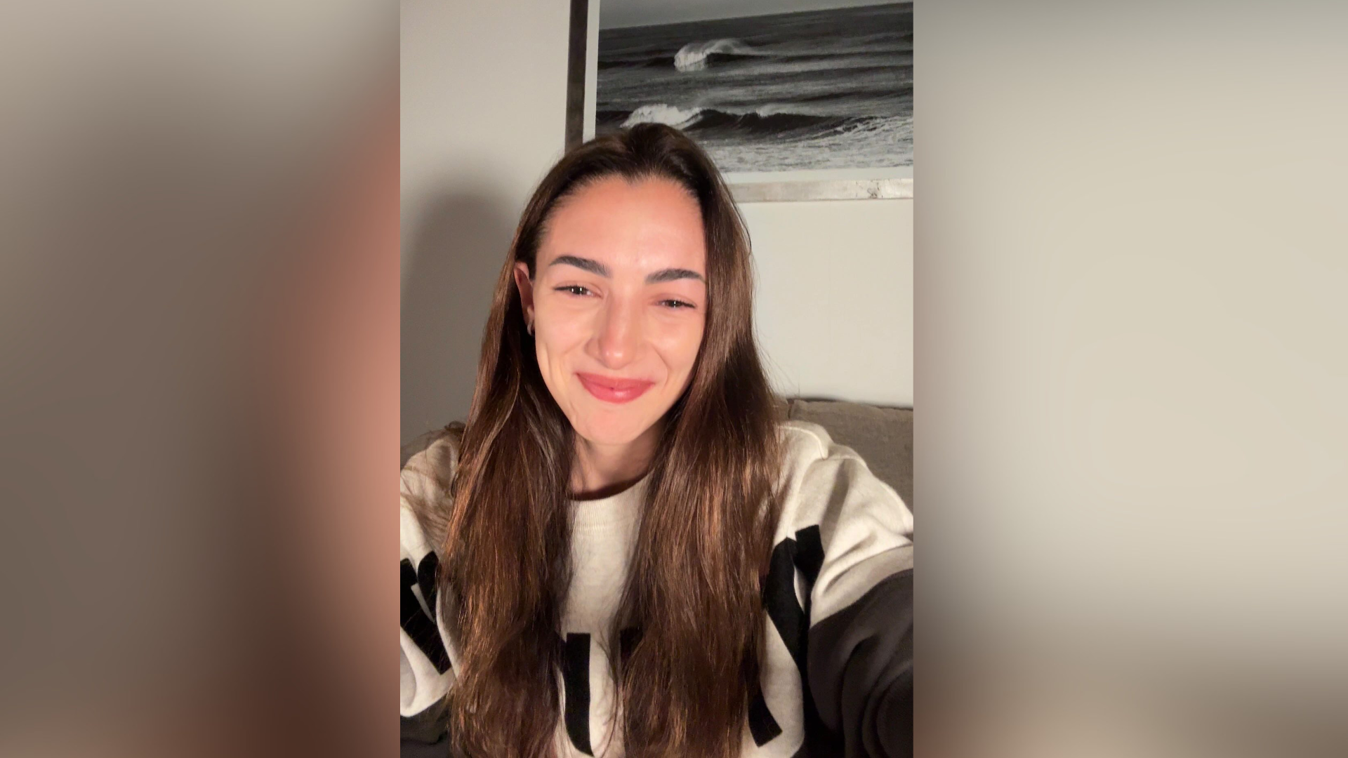 Thelma Fardín mira a la cámara con emoción