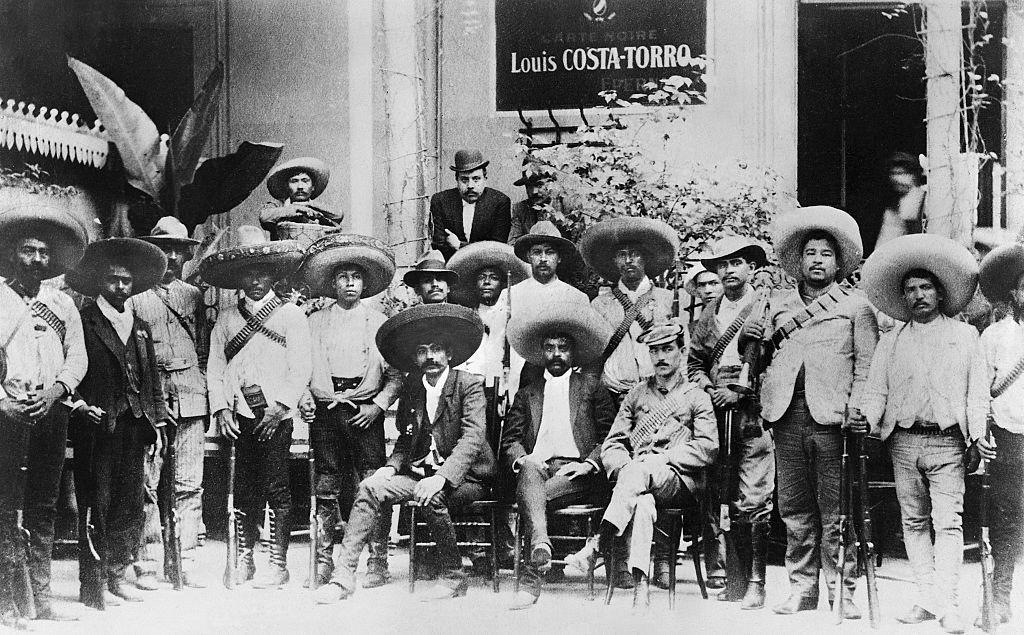 Retrato del revolucionario mexicano Emiliano Zapata (C) y sus hombres. Fotografía de 1914.