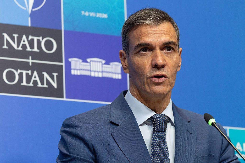 Pedro Sánchez, presidente del gobierno español, habla durante la cumbre de la OTAN en Turquía. Viste traje azul con corbata azul y camisa clara.