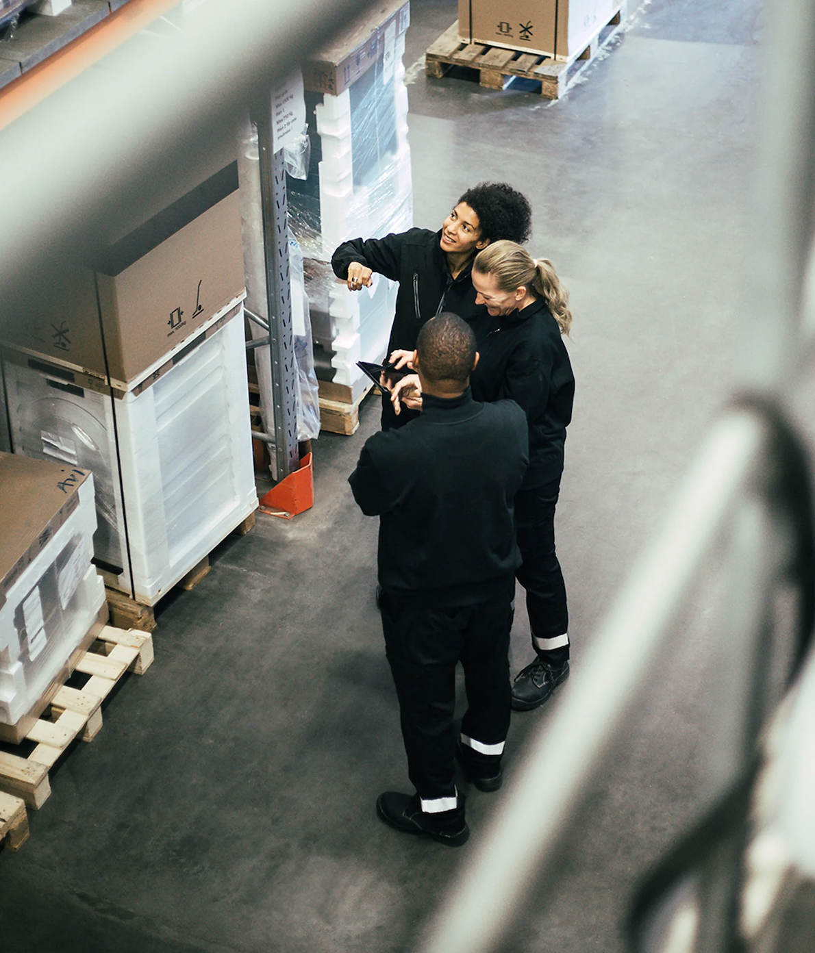 세 명이 이야기를 나누고 있다.