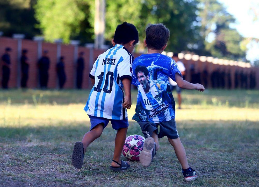 dečaci igraju fudbal u dresovima Argentine
