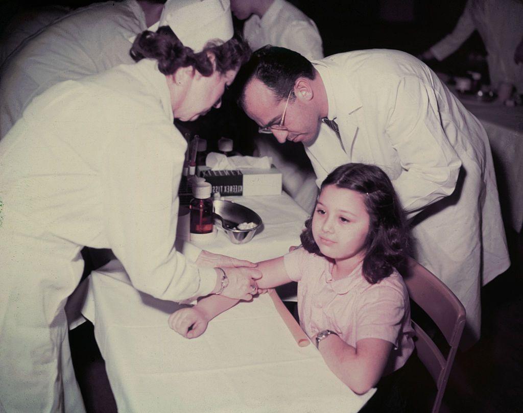 El dr. Salk inoculando a una niña