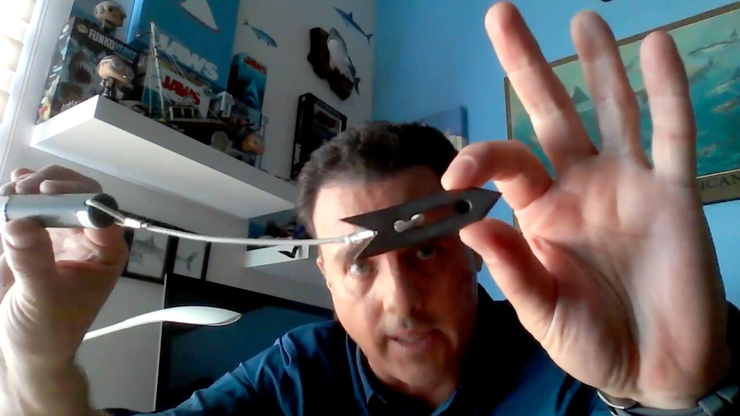 Mauricio Hoyos mostra uma marca acústica: um cilindro, amarrado a um cabo, de onde pende uma ponta metálica