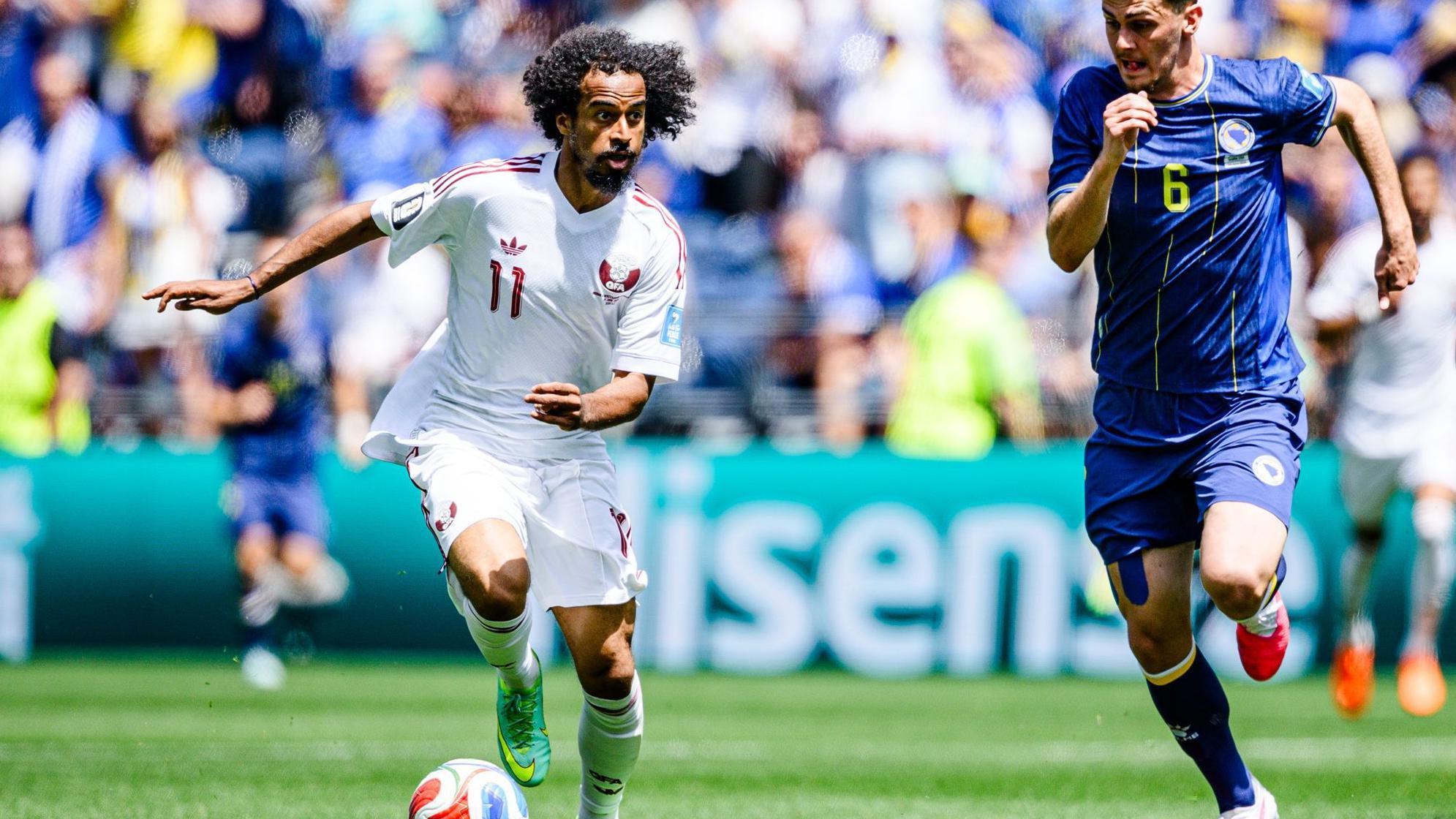 أكرم عفيف، لاعب منتخب قطر رقم 11، يبحث عن تمريرة خلال الشوط الثاني من مباراة المجموعة الثانية في كأس العالم ضد البوسنة والهرسك على ملعب سياتل في 24 يونيو/حزيران 2026 في سياتل، واشنطن. 