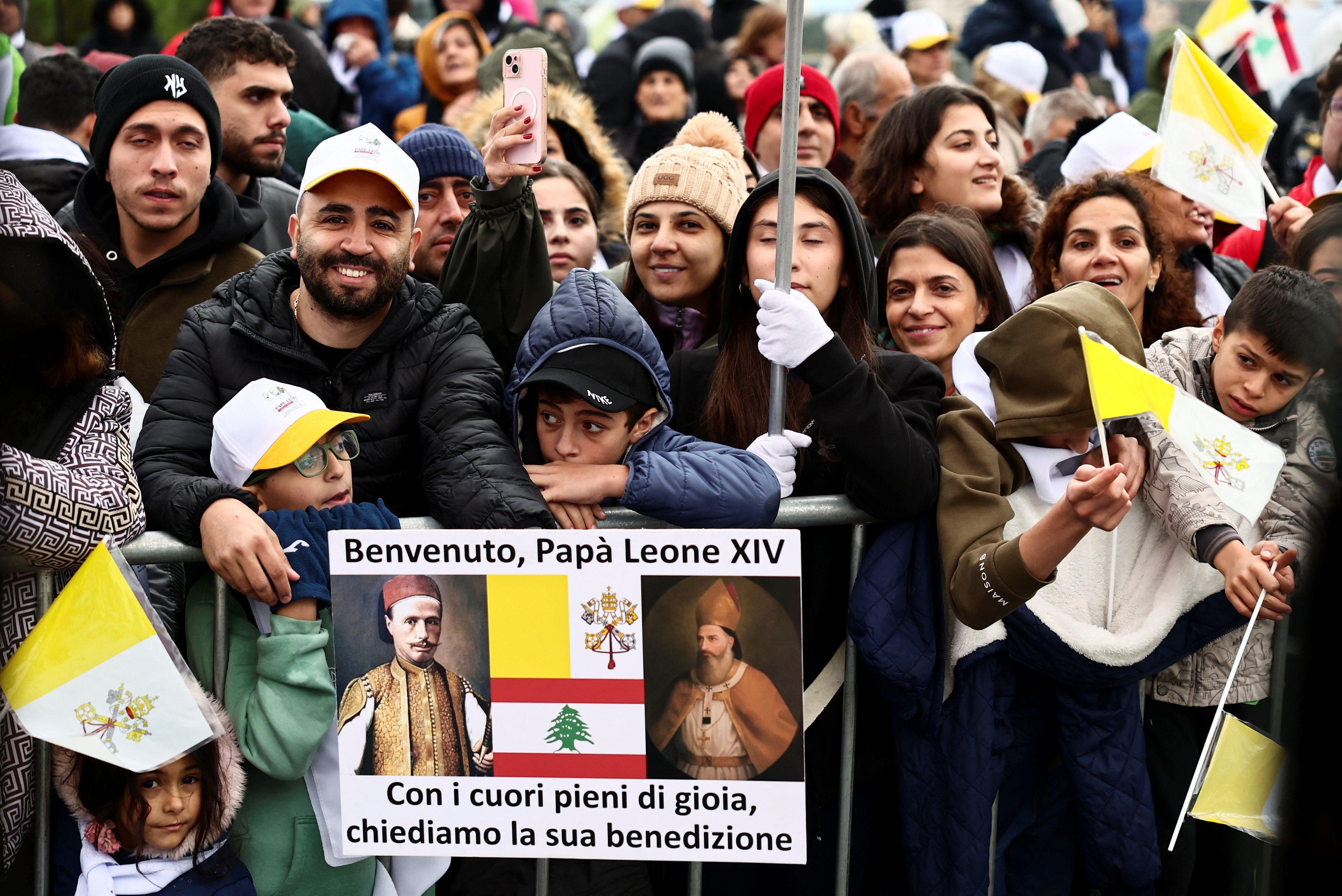 يتفاعل الناس وهم ينتظرون وصول البابا لاون الرابع عشر إلى دير القديس مارون