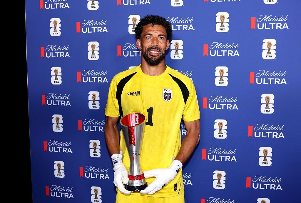 Vozinha segurando o troféu
