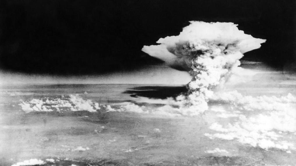 Explosión nuclear sobre Hiroshima, Japón, el 6 de agosto de 1945. Foto en blanco y negro.