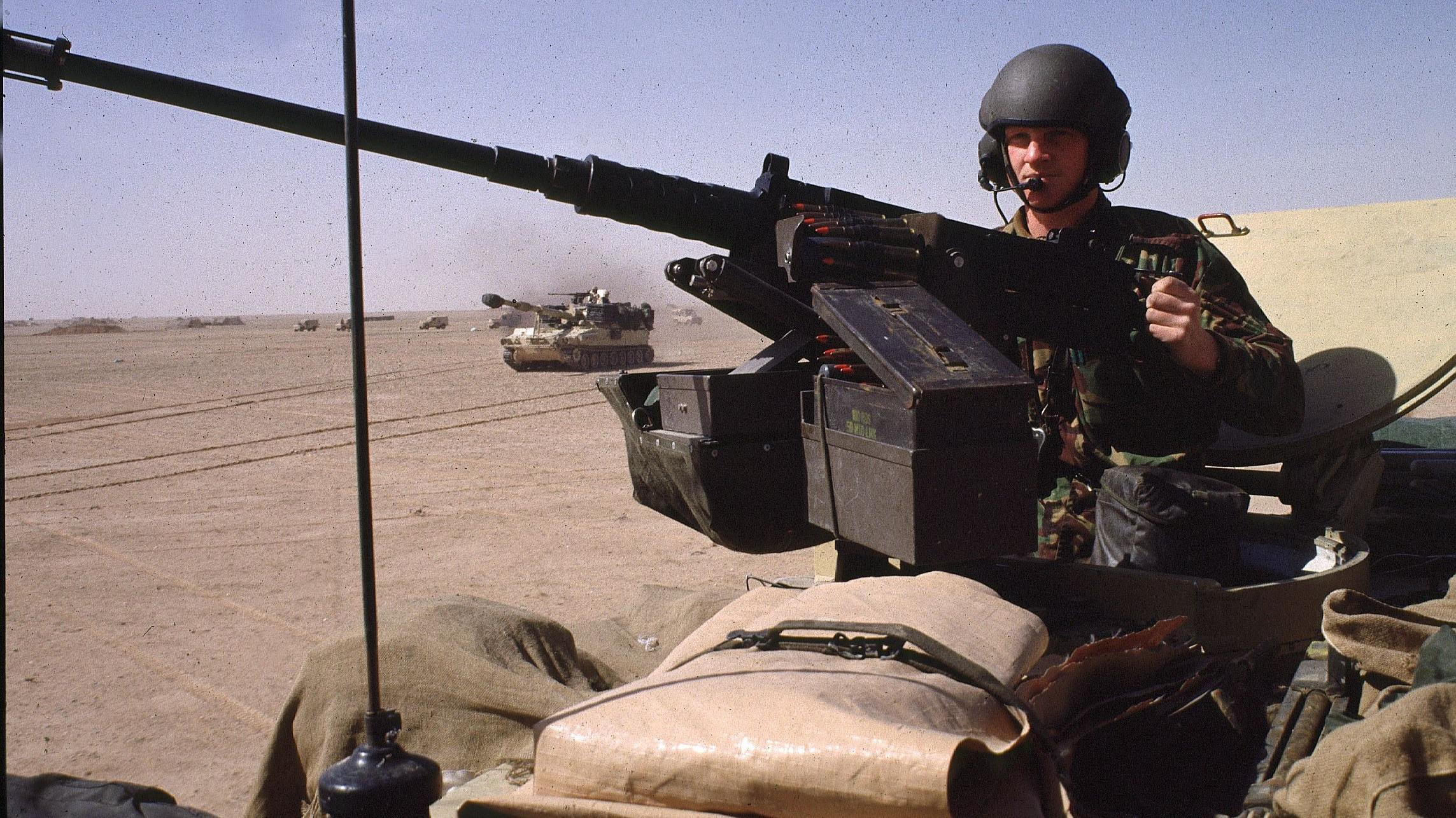 Britanski vojnik na tenku u Kuvajtu 1991.