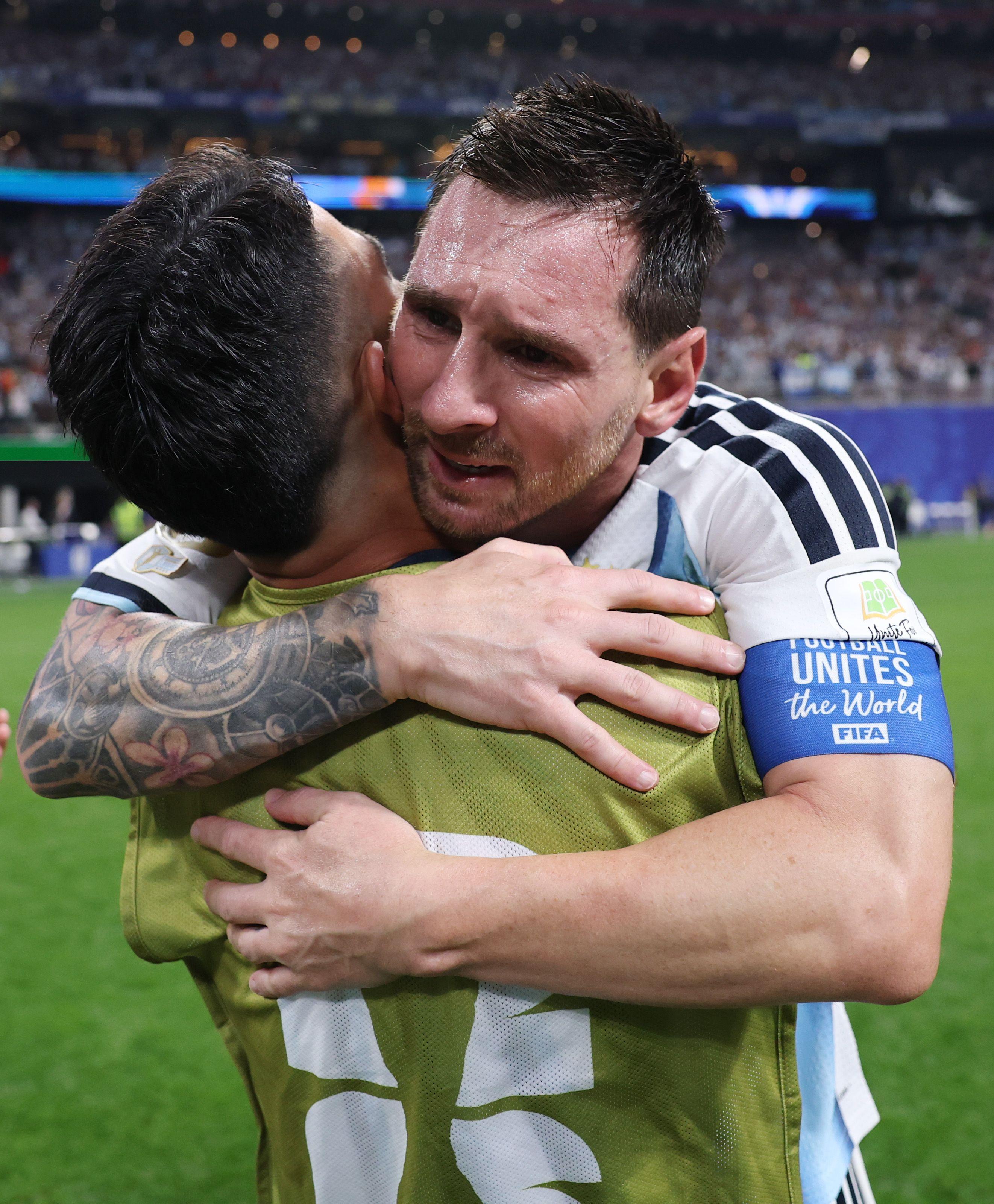 Messi abraza a un jugador argentino.