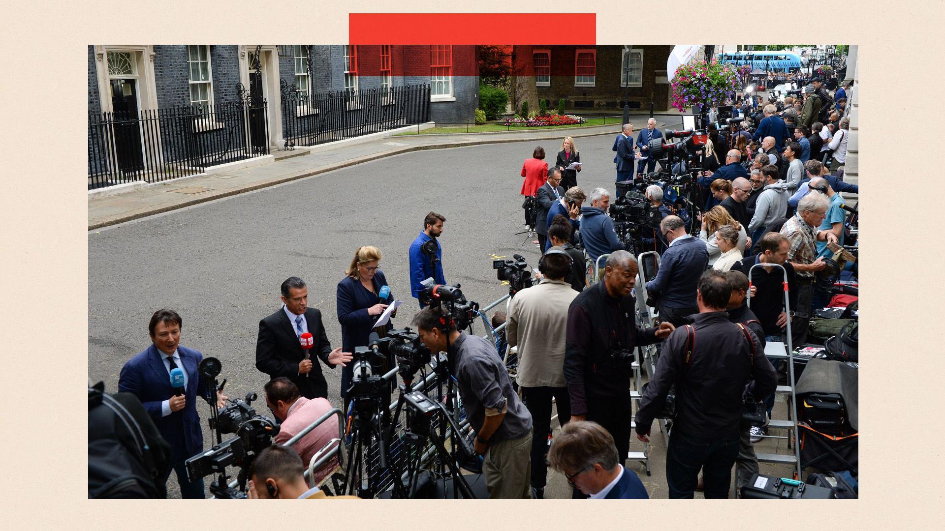 Miembros de los medios de comunicación informan desde las afueras del número 10 de Downing Street en Londres, Reino Unido.

